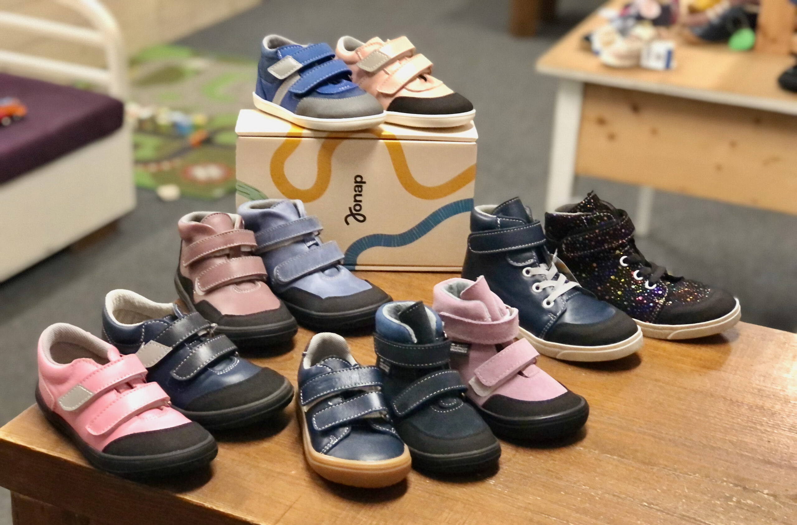 Podzimní botičky od Jonapu. Nižší i vyšší, kožené i s nepromokavou membránou. Většina modelů má šikovně řešený okop. Celkově velmi lehké a ohebné botičky, ať už barefootová řada nebo klasická řada.